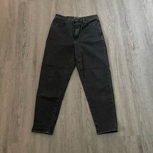 Women’s Levi’s high waisted taper Jean in washed black size w29 l29